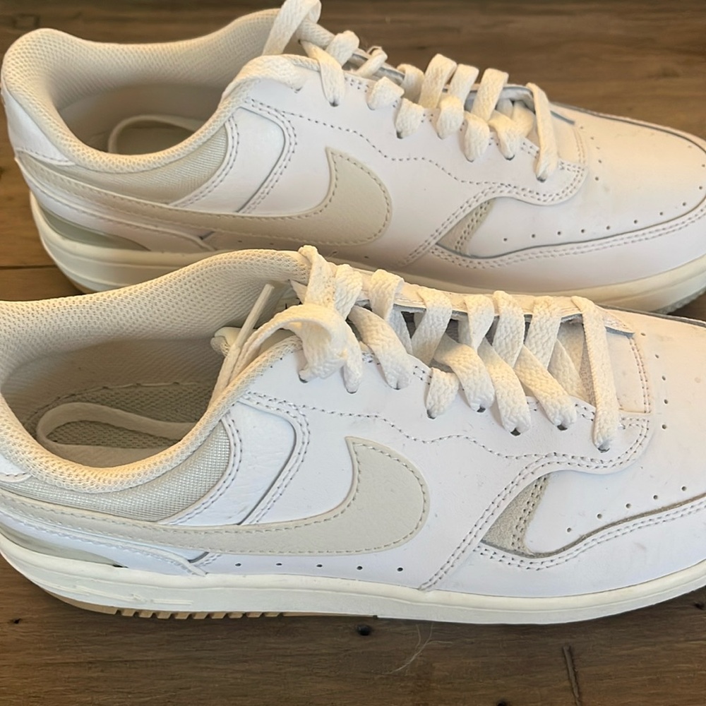 Nike Gamma Force in white/phantom/bone